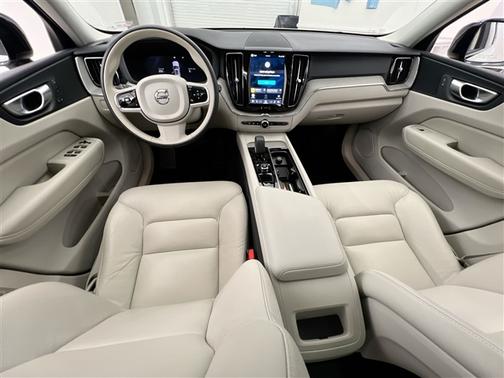 Crystal White Metallic 2024 Volvo XC60 Recharge Plug-In Hybrid T8 Plus Dark Theme