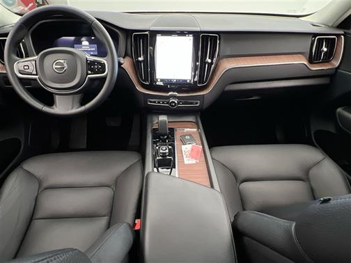 2023 Volvo XC60 B5 Plus Dark Theme