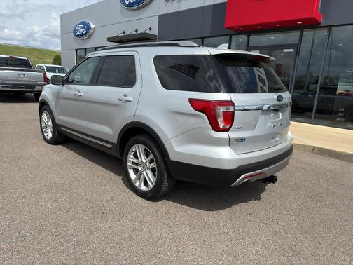 Ingot Silver Metallic 2017 Ford Explorer XLT
