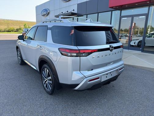 2022 Nissan Pathfinder Platinum 2WD