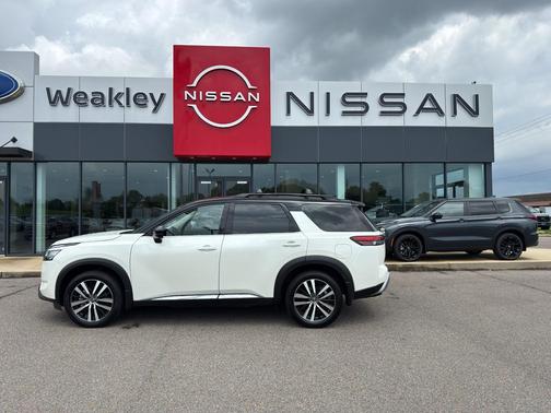 Pearl White Tricoat/Super Black 2024 Nissan Pathfinder Platinum FWD