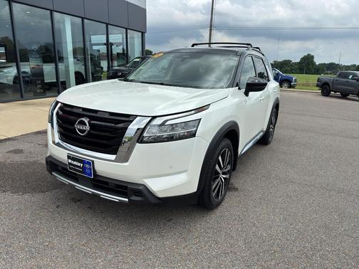 Pearl White Tricoat/Super Black 2024 Nissan Pathfinder Platinum FWD