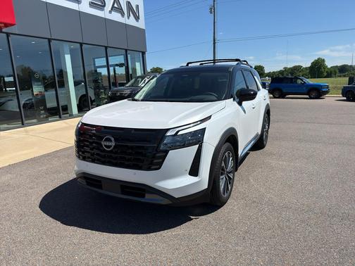 Everest White Pearl Tricoat/Super Black 2026 Nissan Pathfinder Platinum