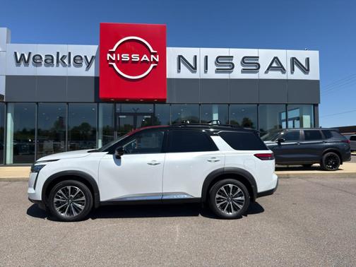 Everest White Pearl Tricoat/Super Black 2026 Nissan Pathfinder Platinum