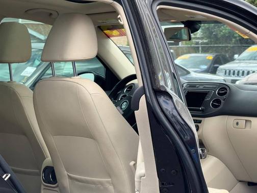 Deep Black Pearl 2017 Volkswagen Tiguan 2.0T Wolfsburg Edition