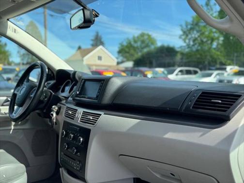 2011 Volkswagen Routan SE
