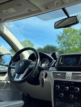 2011 Volkswagen Routan SE