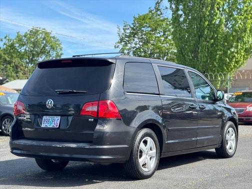 2011 Volkswagen Routan SE