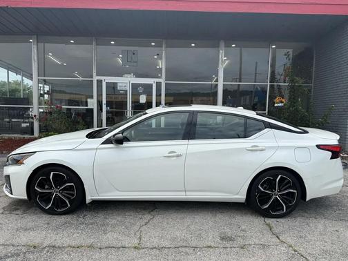 White 2024 Nissan Altima SR FWD