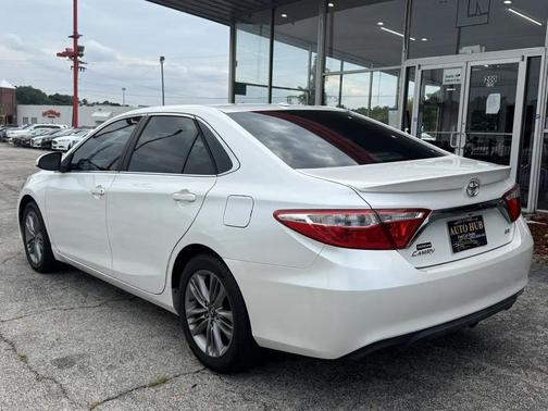 White 2016 Toyota Camry SE