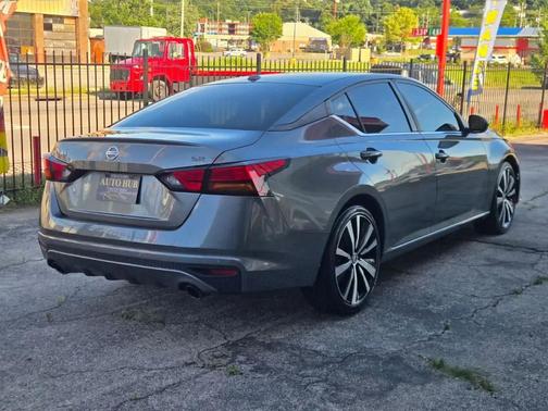 Gray 2022 Nissan Altima SR FWD