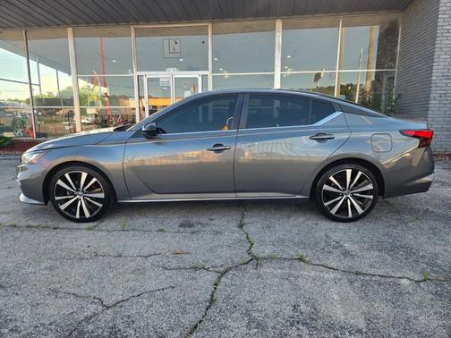 Gray 2022 Nissan Altima SR FWD
