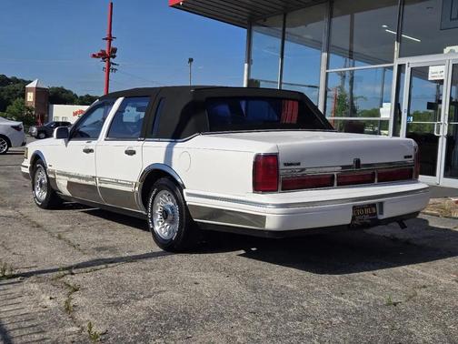 White 1996 Lincoln Town Car Executive