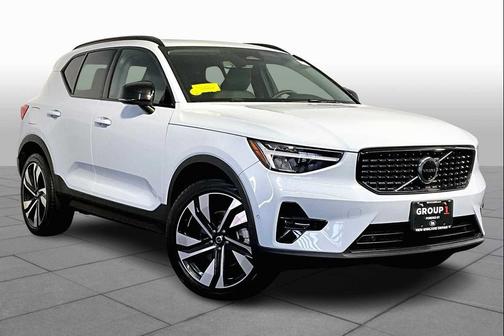 2024 Volvo XC40 B5 Plus Dark Theme
