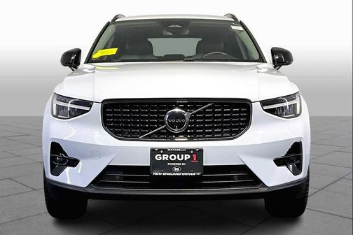 2024 Volvo XC40 B5 Plus Dark Theme