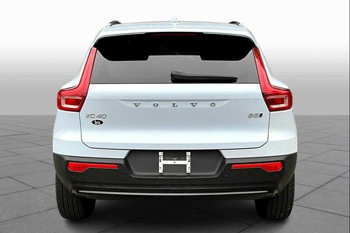 2024 Volvo XC40 B5 Plus Dark Theme