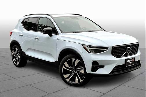 2024 Volvo XC40 B5 Plus Dark Theme