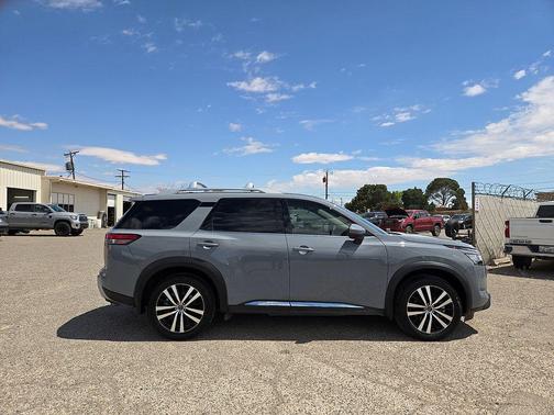 2024 Nissan Pathfinder Platinum FWD