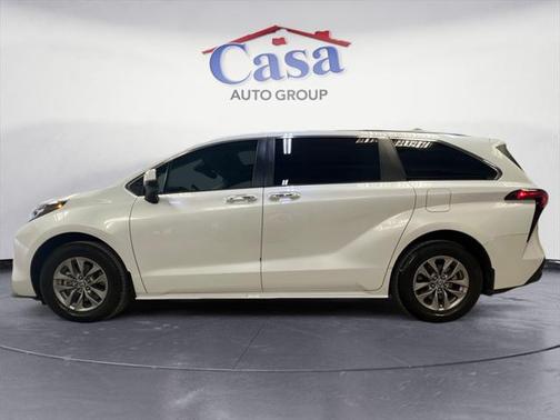 2022 Toyota Sienna XLE 8 Passenger