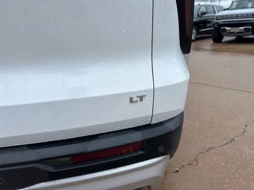 Summit White 2024 Chevrolet Traverse LT