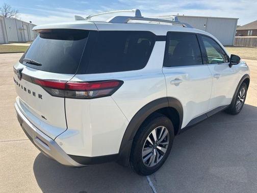 White 2023 Nissan Pathfinder SL