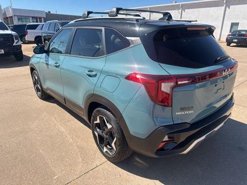 Blue / Black 2026 Kia Seltos S