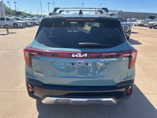 Blue / Black 2026 Kia Seltos S