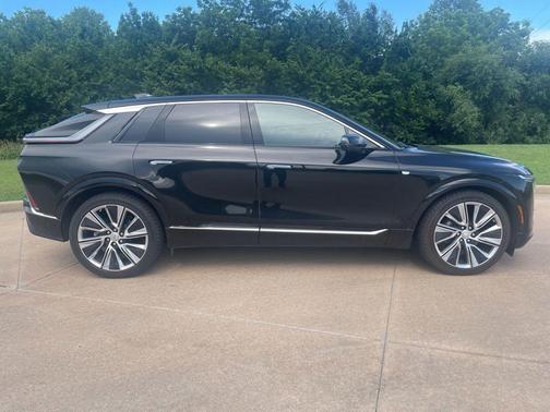 Stellar Black Metallic 2025 Cadillac LYRIQ Luxury
