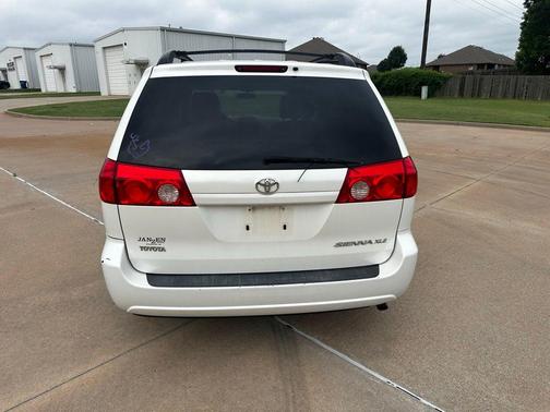 White 2010 Toyota Sienna XLE