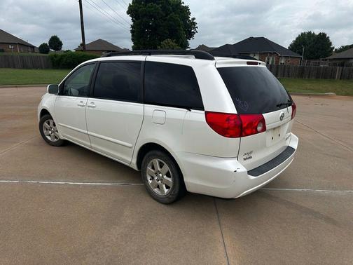 White 2010 Toyota Sienna XLE