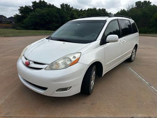 White 2010 Toyota Sienna XLE