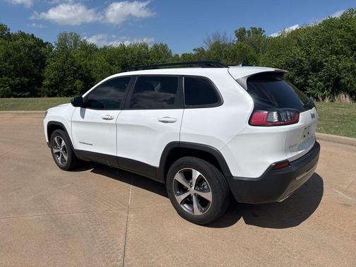 Bright White Clearcoat 2022 Jeep Cherokee Limited