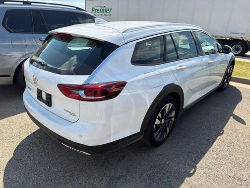 Summit White 2019 Buick Regal TourX Preferred