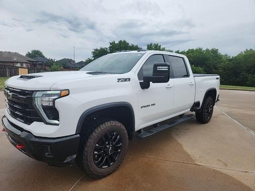 Summit White 2025 Chevrolet Silverado 2500 LT