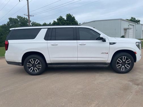 Summit White 2023 GMC Yukon XL AT4
