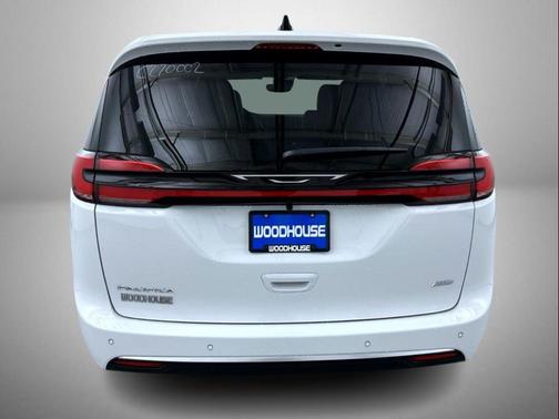 Bright White Clearcoat 2027 Chrysler Pacifica L