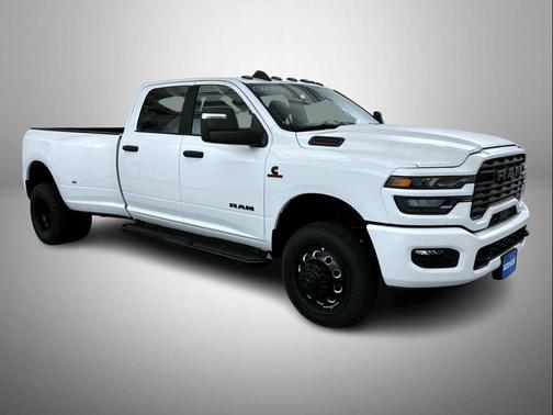 Bright White Clearcoat 2026 RAM 3500 Big Horn Crew Cab 4x4 8' Box