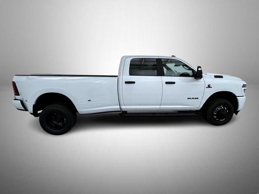 Bright White Clearcoat 2026 RAM 3500 Big Horn Crew Cab 4x4 8' Box