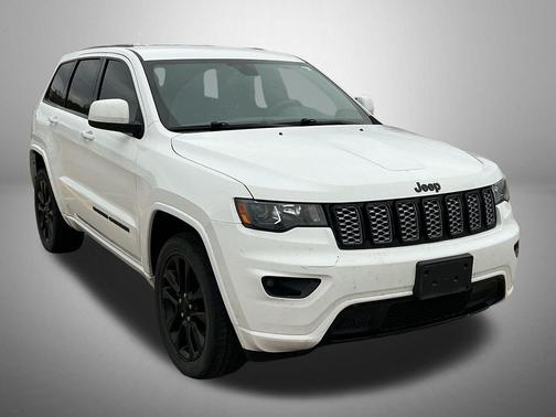 Bright White Clearcoat 2022 Jeep Grand Cherokee Laredo