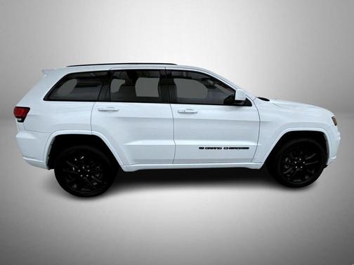 Bright White Clearcoat 2022 Jeep Grand Cherokee Laredo
