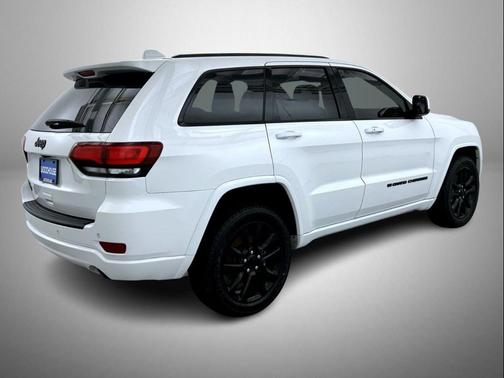 Bright White Clearcoat 2022 Jeep Grand Cherokee Laredo