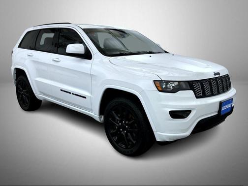 Bright White Clearcoat 2022 Jeep Grand Cherokee Laredo