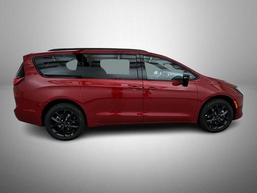 Red Hot Pearlcoat 2027 Chrysler Pacifica Limited