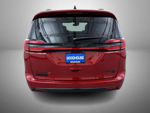 Red Hot Pearlcoat 2027 Chrysler Pacifica Limited