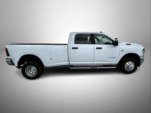 Bright White Clearcoat 2026 RAM 3500 Big Horn Crew Cab 4x4 8' Box