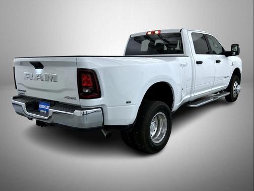 Bright White Clearcoat 2026 RAM 3500 Big Horn Crew Cab 4x4 8' Box
