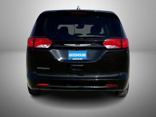 Brilliant Black Crystal Pearlcoat 2023 Chrysler Voyager LX