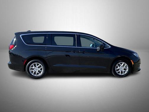 Brilliant Black Crystal Pearlcoat 2023 Chrysler Voyager LX