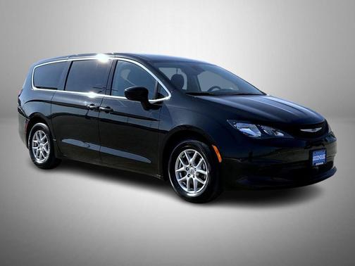 Brilliant Black Crystal Pearlcoat 2023 Chrysler Voyager LX