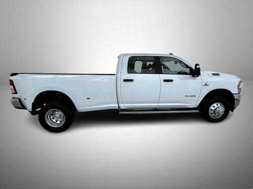 Bright White Clearcoat 2024 RAM 3500 Big Horn Crew Cab 4x4 8' Box